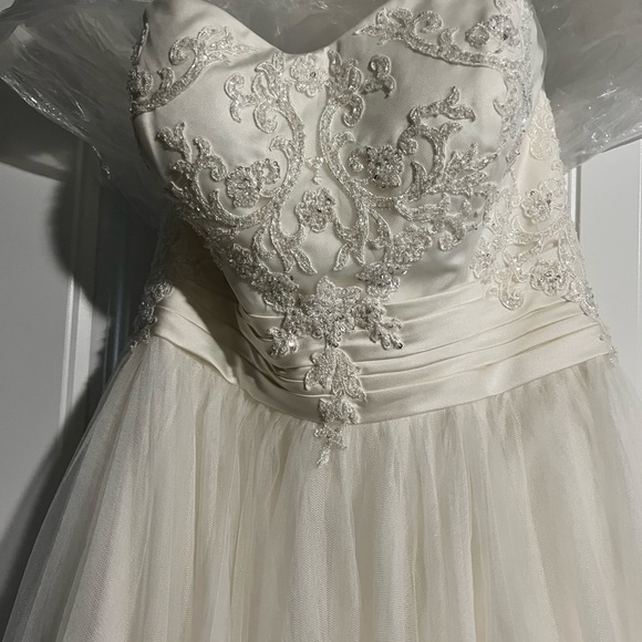 Wedding dress - Picture 5 of 6